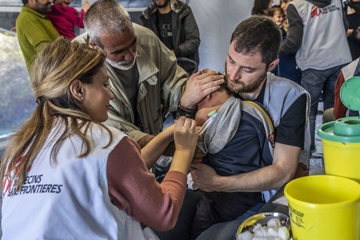 SÅRBARE: Leger Uten Grenser har vaksinert tusenvis av barn på de greske øyene mot livsfarlige sykdommer. De dårlige forholdene i leirene gjør de ekstra sårbare mot sykdommer. Foto: Leger uten Grenser