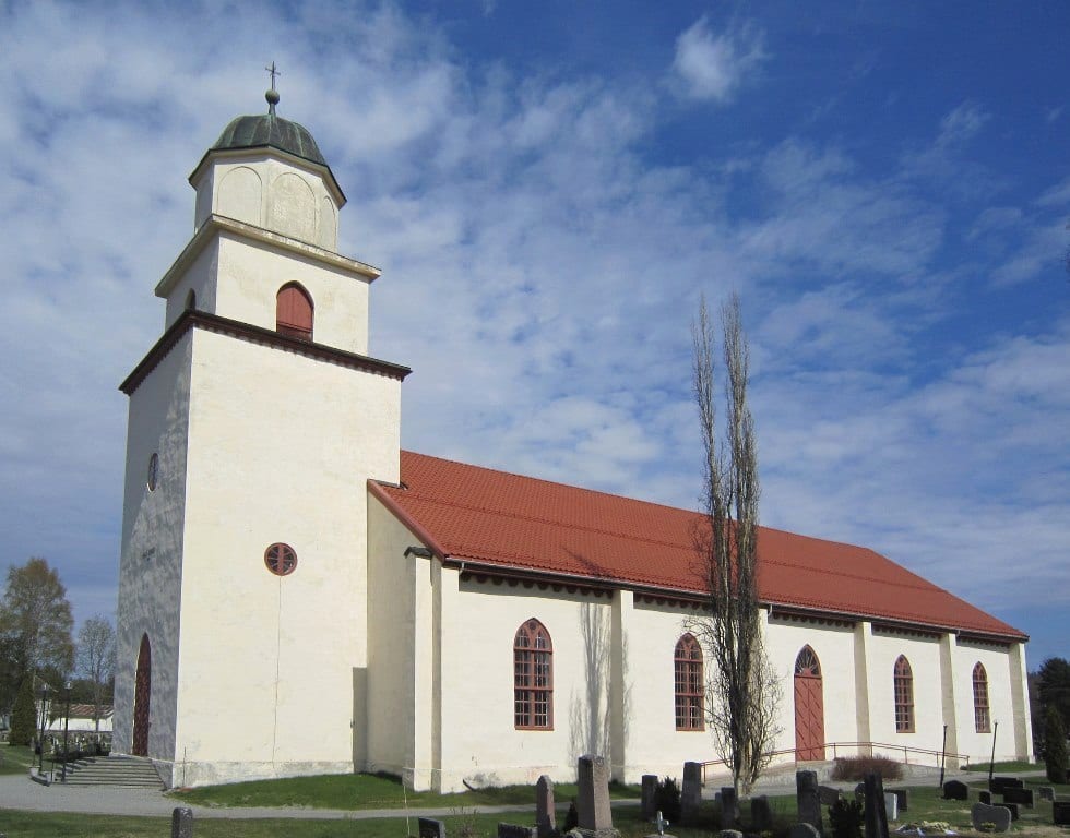 ÅPNER IGJEN: Fra og med 21. april er det tillatt med begravelser igjen i kirkene i Solør, men med visse restriksjoner. Her er Grue kirke. Foto: Store Norske Leksikon