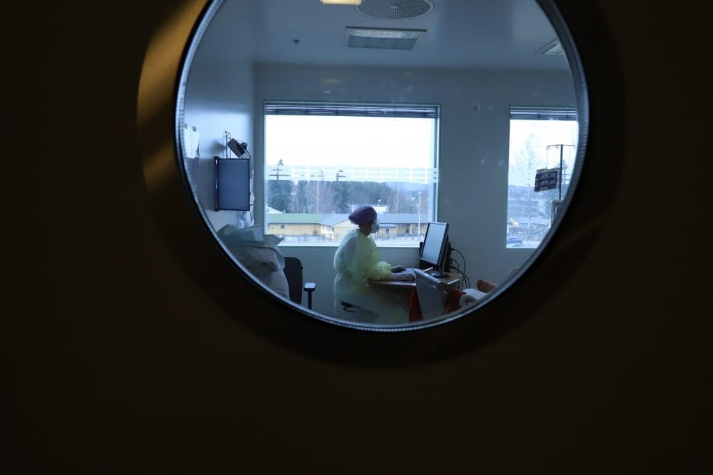 STØTTE: Pasientene får respirasjonsstøtte i 10-12 dager i gjennomsnitt. I denne tiden er de under grundig overvåking. Foto: Anne Haga