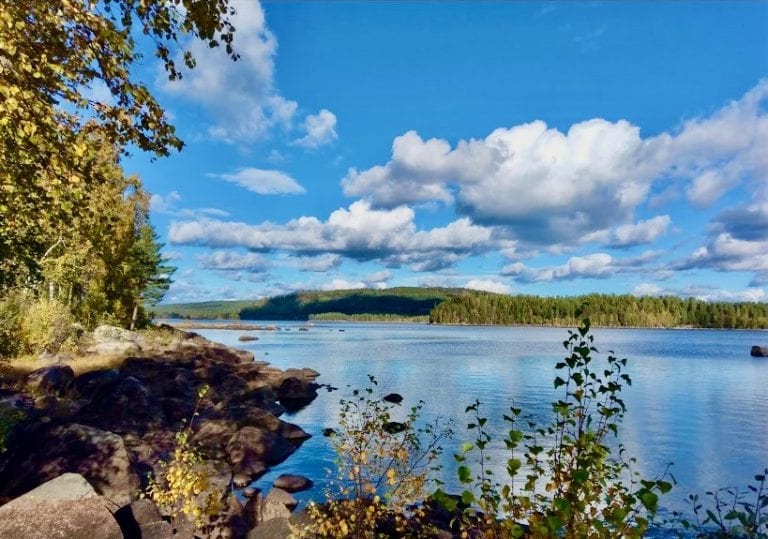 NASJONALROMANTIKK: 17.mai skal feires med båt-tog i bunad og vakre omgivelser her på Røgden på Finnskogen. Arkivfoto