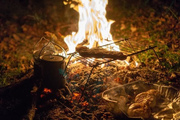 BÅLFORBUD: Med finvær kommer også grill-lysten. Forsikringsselskapet minner om det generelle bålforbudet i skog og mark, som trådte i kraft 15. april. Foto: Gregorio Luiz Gomez/Unsplash