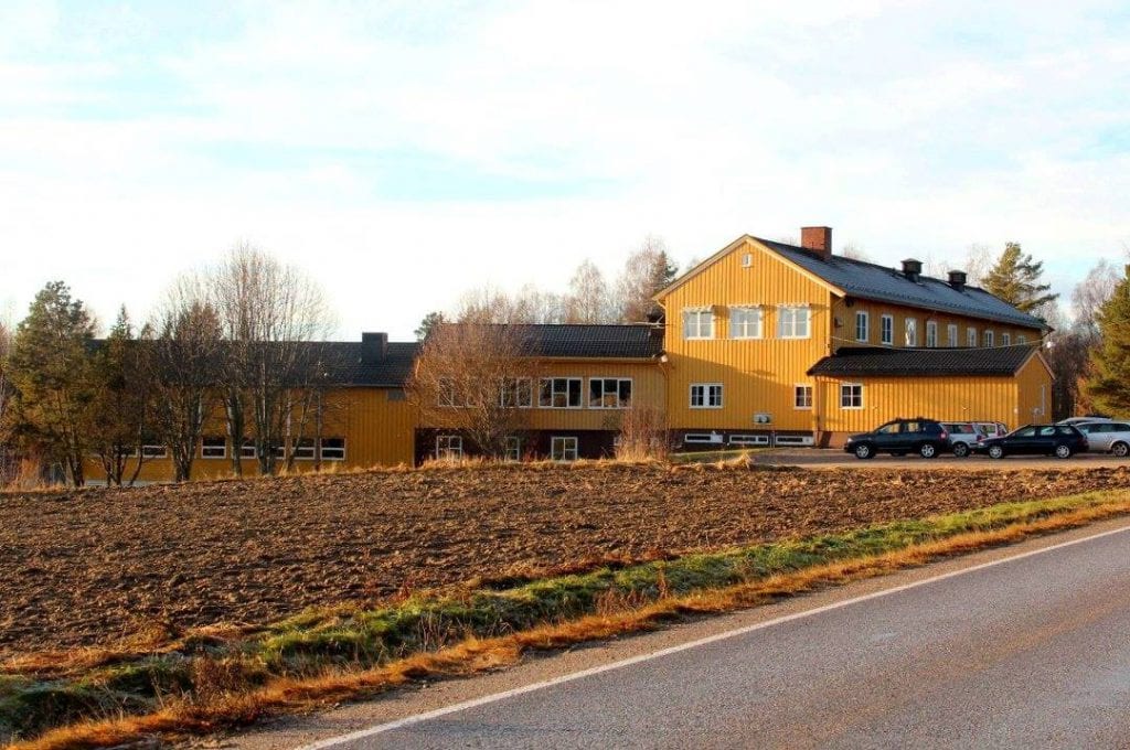 LIV I GRENDA: Grendeskolen på Åsnes Finnskog ble lagt ned i 2013. Kilskula SA drifter nå lokalene med et sterkt ønske om å holde liv i grenda. I dag leier blant annet Finnskogen barnehage og KNA Motorsport lokaler i det gamle skolebygget. Foto: Kilskula SA