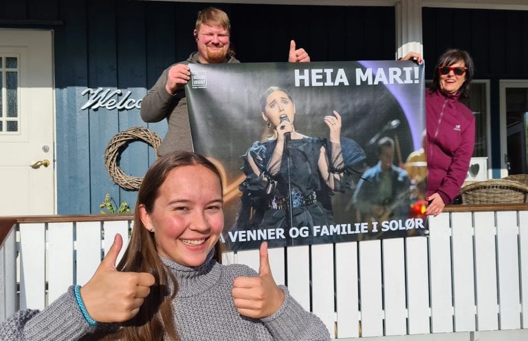 GÅR FOR SEIER: Emma Helene Husebæk (17) håper og tror venninnen vinner Idol på fredag. Erik Marius Keiserud og Wenche Irene Keiserud er klare til både å stemme og å heie.