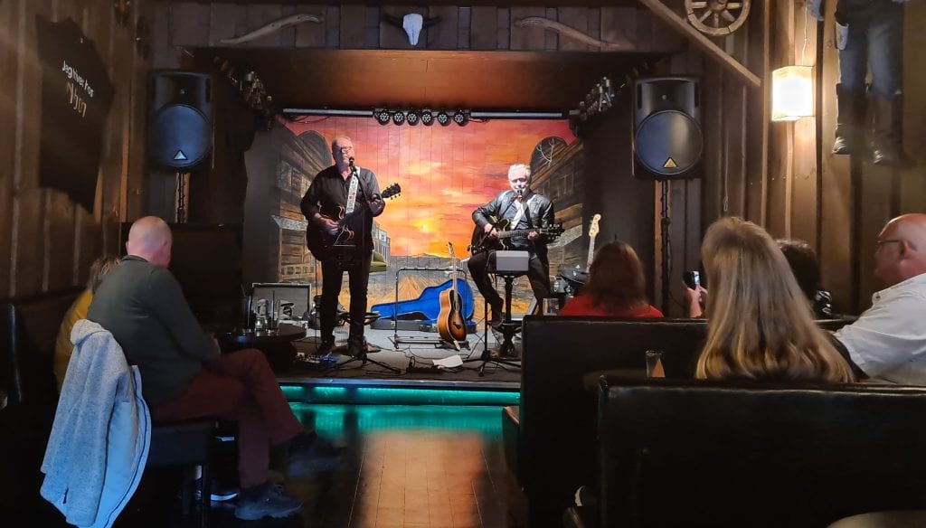 POPULÆRT TILTAK: Minikonserter med maks 50 personer har vært et populært innslag hos Nabo'n. Her fra konserten med Terje Ingemar Larsson og Steve Anderson.