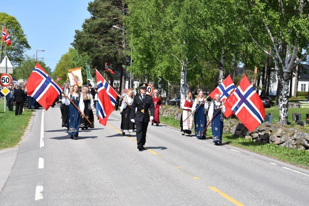 ANNERLEDES 17. MAI: Slik blir det ikke under 17. mai i år. Men SolørRadioen bringer korps, taler og underholdning ut til folket gjennom fem timer på nasjonaldagen. Bildet er fra en tidligere nasjonaldag i Våler.