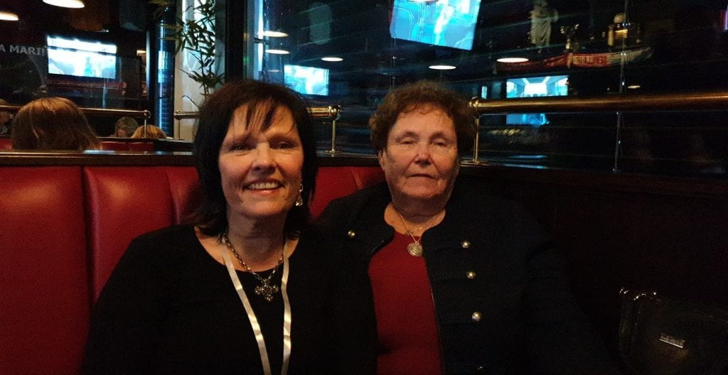 FULGTE FINALEN PÅ FLISA: Tante Wenche og farmor Else var blant de 50 som fulgte finalen på Dogans Sportsbar. Foto: Thor Arnstein Berg.