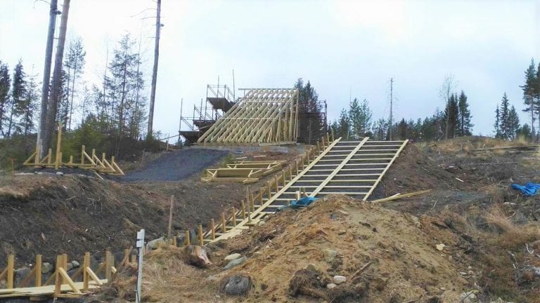 GODT I GANG: De to nye hoppbakkene i Gjerdrumsbakken i Våler begynner virkelig å ta form. Foto: Rolf Risåsen