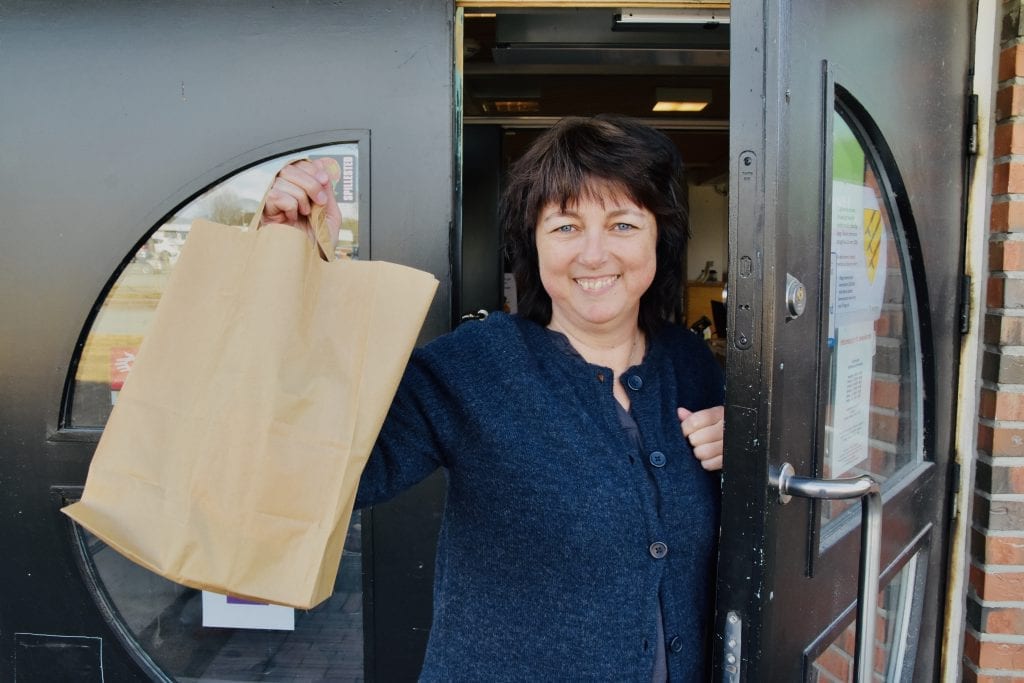 VELKOMMEN: May Eierholen ved Åsnes folkebibliotek er glad for å endelig kunne åpne opp dørene for publikum igjen. Her er hun med med en drive-in pose i hånda, et bokutlånstilbud som fortsetter en god stund til. Arkivfoto: Bjørn-Martin Brandett