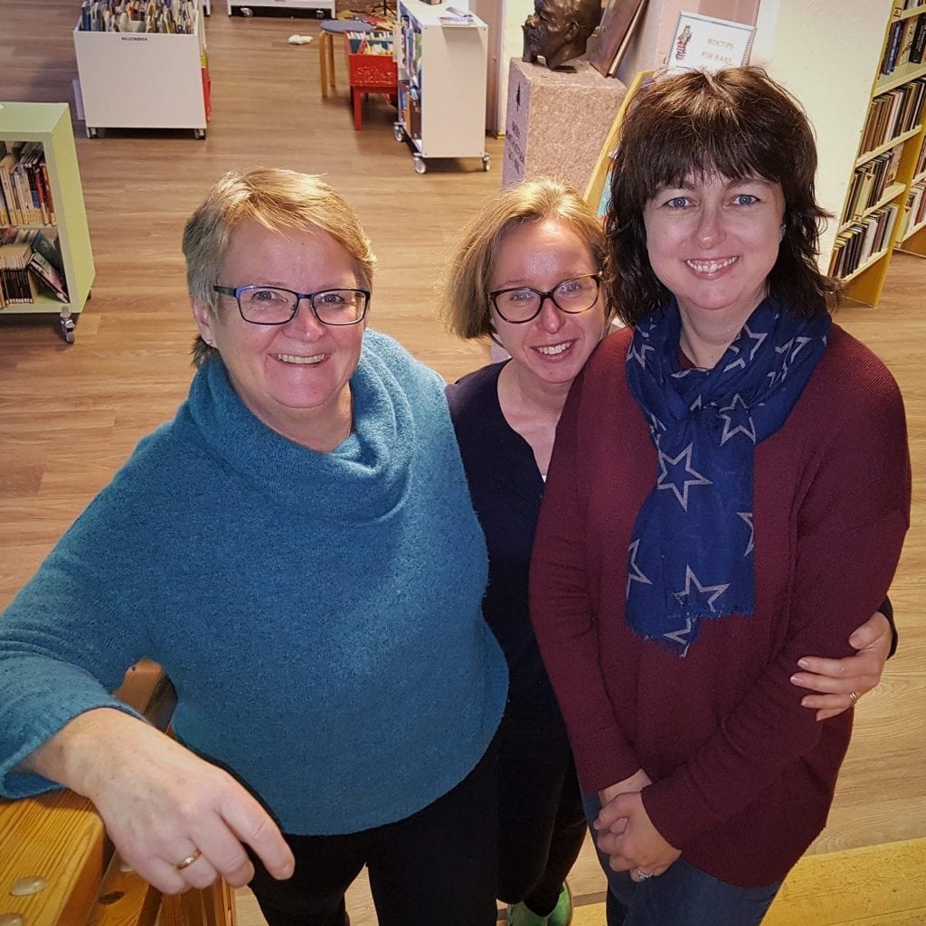 NYE MULIGHETER: Snart to måneder med stengte dører har ført til at biblioteket har fått unna vårrengjøringa, men også nye løsninger for å nå bokormene i korona-krisa. Her er Marit Rudshagen (t.v.), Malin Jansson og May Eierholen er klare til å hjelpe deg fra og med mandag. Foto: Åsnes folkebibliotek