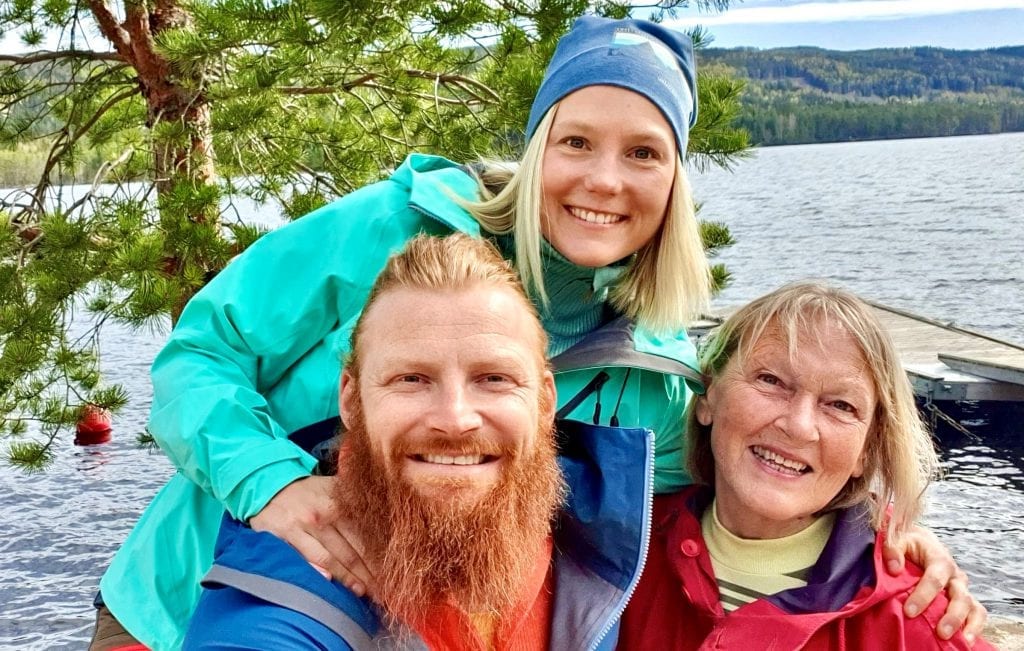 SPRELL PÅ FINNSKOGEN: Mari Finsen (bak) og Berglund skal vi se fram alt Finnskogen har å by på. Her sammen med daglig leder i Finnskogen natur- og kulturpark, Herdis Bragelien. Foto: Finnskogen natur- og kulturpark