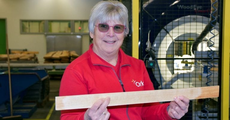 VETERAN: Tillitsvalgt Karin Siggerud Olsen (62) har 40 års erfaring i bedriften, og trives med å lage tannstikkere. Foto: Trond Elstad/FriFagbevegelse