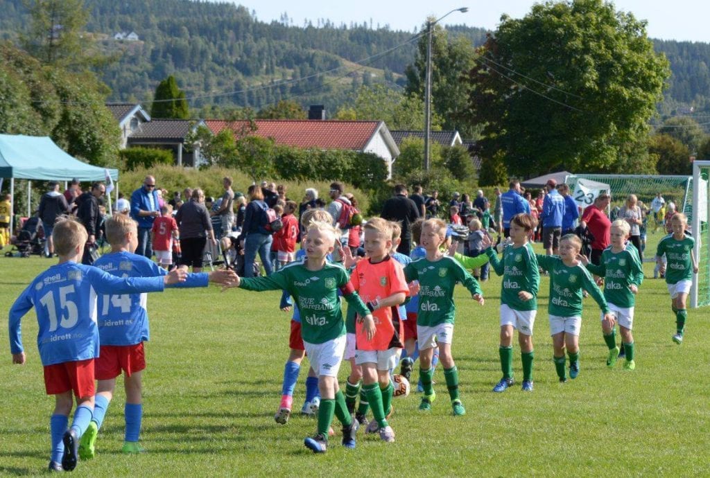 I GANG: Fra og med 15. juni kan barn og unge kan trene fotball som før igjen. Det vil fortsatt være enkelte restriksjoner på kontakt og begrensninger på gruppeantall, og dette skal avklares sammen med Helsedirektoratet og Norges idrettsforbund. Arkivfoto: Grueturneringen