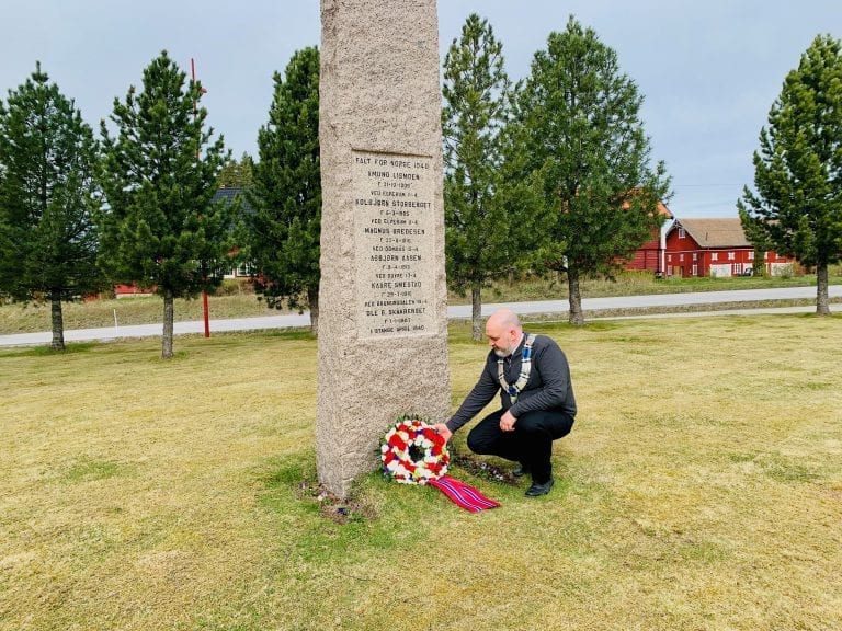 TIL MINNE: Ordfører Rune Grenberg la ned krans ved bautaen ved Grue kirke i dag. Foto: Åse B. Lilleåsen