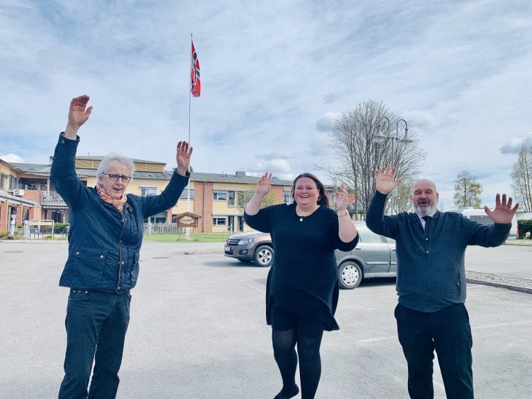 HURRA: De tre ordførerne i Solør oppfordrer solungene til å markere dagen med hurra-rop og glede, og å samtidig overholde alle smittevernsregler. Her er Våler-ordfører Ola Cato Lie (t.v.), Åsnes-ordfører Kari Heggelund og Grue-ordfører Rune Grenberg. Foto: Liv Rønnaug B. Lilleåsen