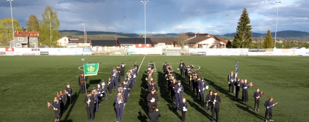 MUSIKKGLEDE: I disse dager øves det for fullt til den store korpsdagen, 17. mai. Her er Åsnes hornmusikk sammen med Åsnes barne- og ungdomskorps. Foto: Eskild Vika Amundsen