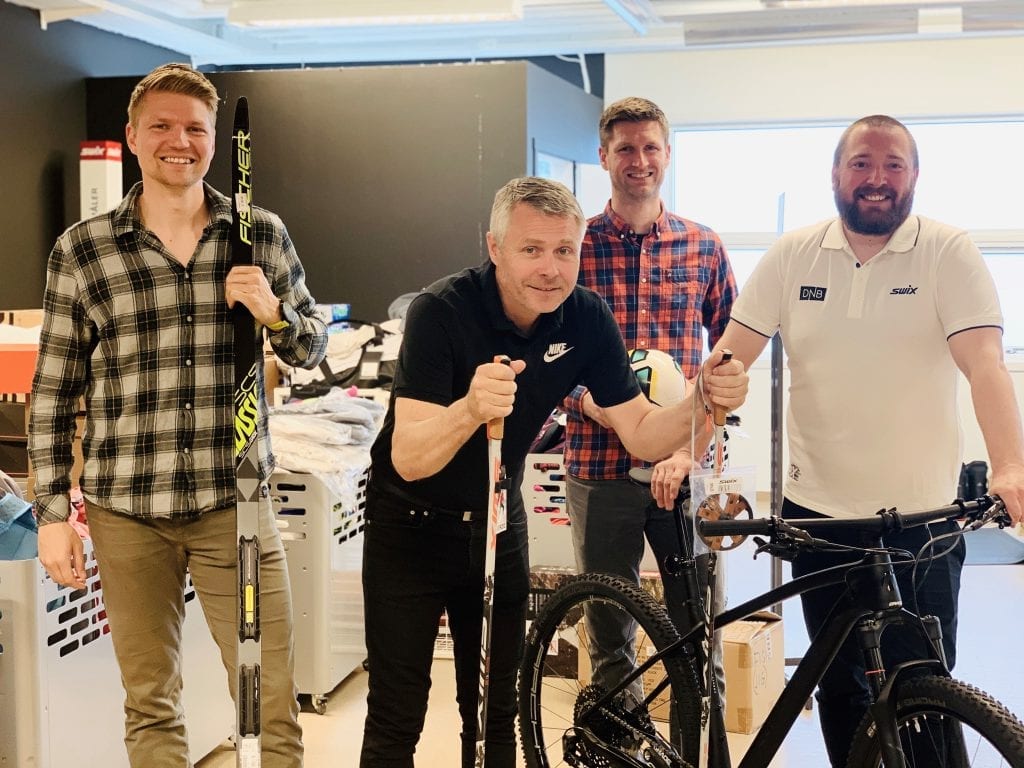 TJUVÅPNER: Det blir en mini-åpning av sportsbutikken i slutten av juni med utsalg av konkursvarene, før Innlandet Sport åpner dørene for fullt i slutten av august. Her sammen med ansatt Dan Eigil Aurland, som er en av de ansatte som blir med videre. Foto: Liv Rønnaug Lilleåsen