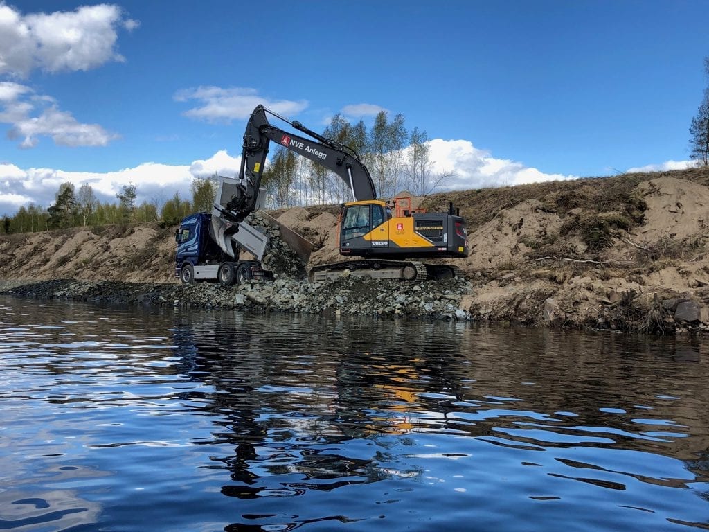 SKADER: Flomverken på Stemsrud på Namnå og flere steder langs Glomma er forsterket og utbedret. Foto: Fylkesmannen i Innlandet