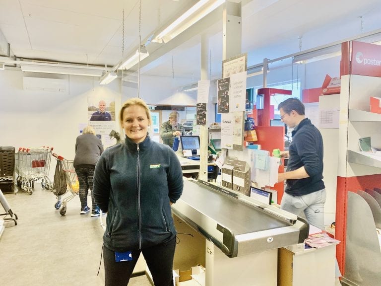 GODE TIDER: Daglig leder, Susann Larsen opplever gode tider for nærbutikken på Svullrya, og det er hun meget fornøyd med. Foto: Liv Rønnaug Lilleåsen