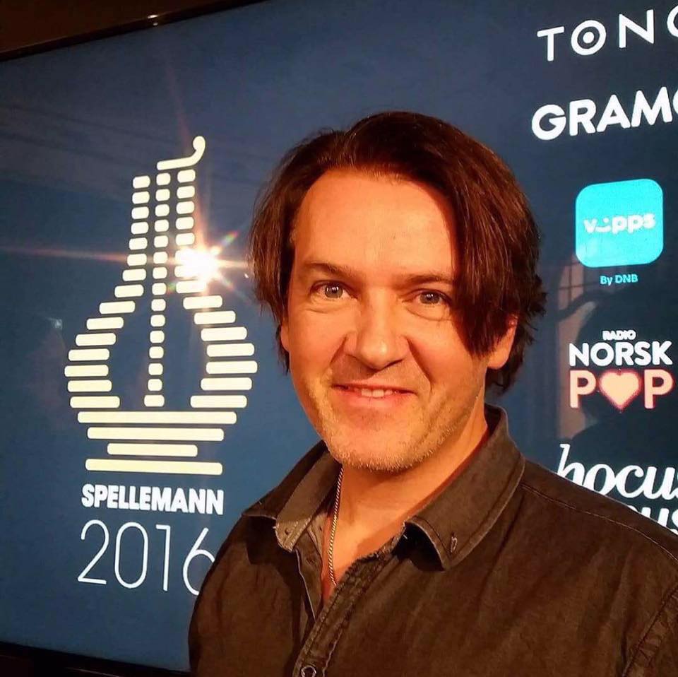 SPILLER: Tommy Michaelsen, musiker og grindersokning bidrar under grendelagets 17-mai-markering sammen med organist Kim André Lindberget. Arkivfoto