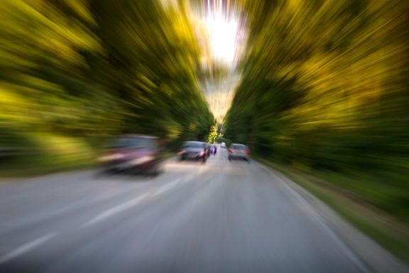 HØY FART: Flere kjører for fort og bryter stadig fartsgrensen, viser en fersk undersøkelse. Det bekymrer Trygg Trafikk som krever flere fartskontroller. Foto: Trygg Trafikk