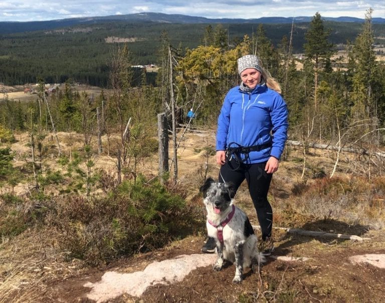 VANT KONKURRANSEN: Caroline Therese Lilleberg fikk blod på tann da Victus dro i gang konkurranse i mars. Hunden Tuva har vært med på de fleste turene. Her i Hovelsåsberget.