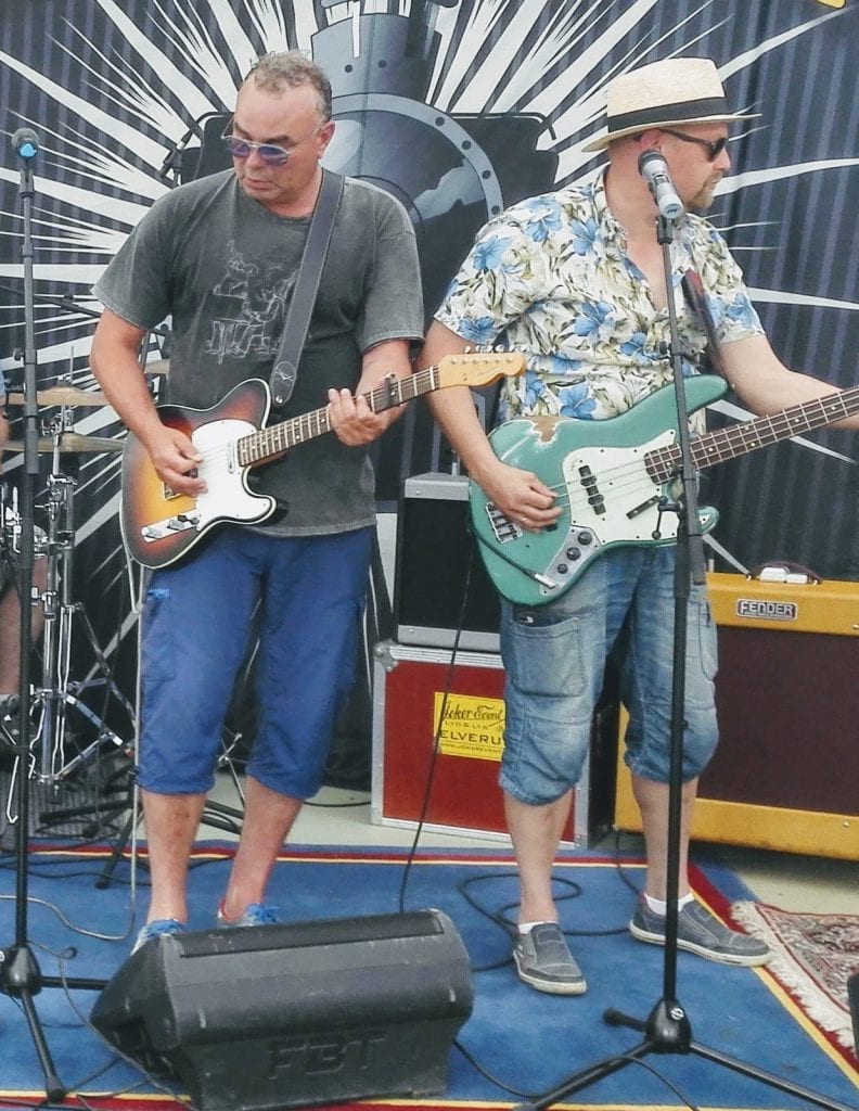 SPILLER PÅ STRANDSJØ: Andreas Holø (til venstre) og Espen Wagenius skal sørge for musikken under lørdagens martnspub på Strandsjø i Hof.
