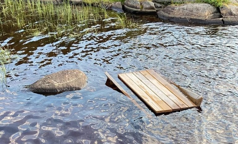 NOK ER NOK: Nå har grenderådet i Gjesåsen fått nok av gjentatte ganger med hærverk ved Baksjøen. Nå søker de etter frivillige vakter som kan passe på området. Denne krakken ble nylig funnet i sjøen.