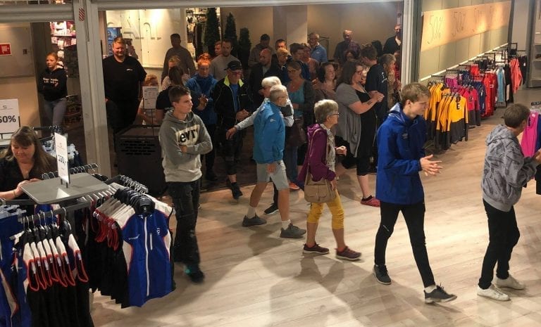 LANG REKKE: Det var tilløp til kaos da Innlandet Sport åpnet dørene mandag for salg av konkursboet til Intersport. De ansatte skjønte fort at de måtte stoppe folk i døra for å få fordelt antall kunder inne i butikken.