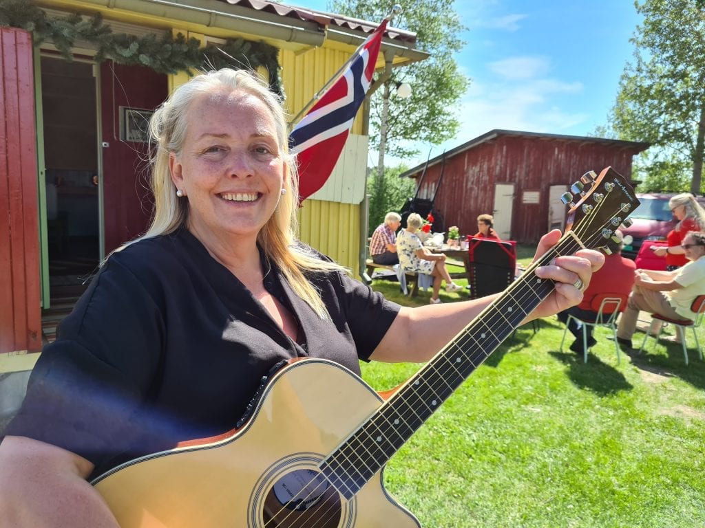 FLAGG OG KAFFE: Når flagget henger ute er alle velkommen på kaffe. Nora Pettersen er barnebarn av Tater-Milla, og holder huset åpent også denne sommeren.