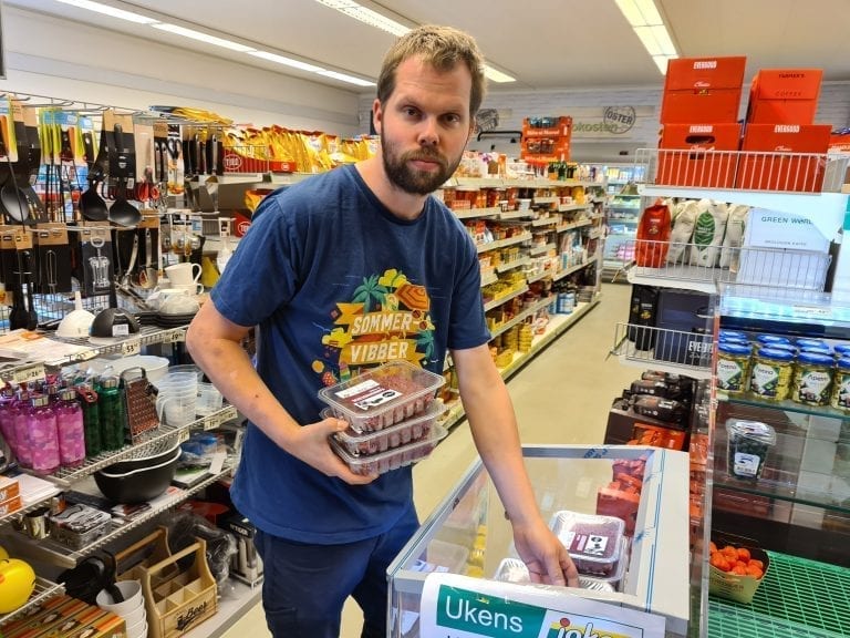 HAR ØKT KRAFTIG: Tormod Borg hos Joker Kilen forteller om en solid omsetningsøkning etter at grensene stengte og folk ble rådet til å være hjemme mest mulig. Blant annet selges mer ferskvarer, og det blir mindre svinn. Boosten nå er med på å sikre butikkdriften i Skalbukilen.