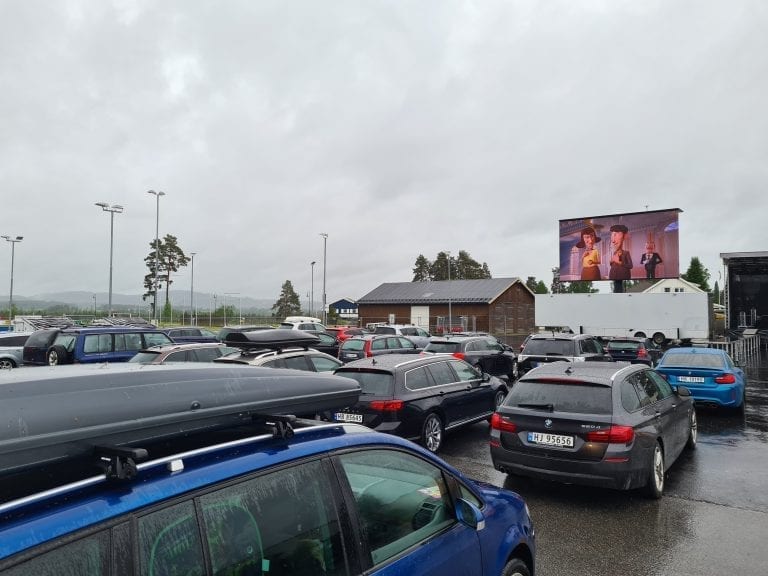 KULT OPPLEGG: Drive-In kino på denne størrelsen har neppe blitt arrangert i Solør tidligere. Lørdagen fortsetter med konserter med Mari Bølla og Spelloppmaker.