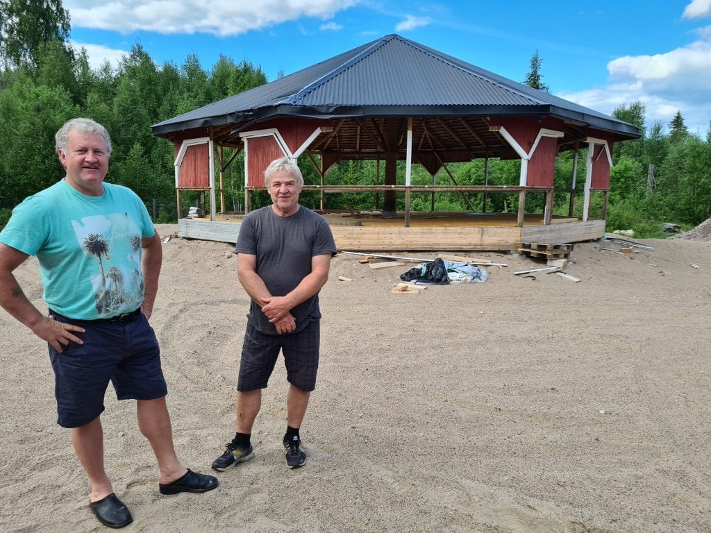 STOR JOBB VENTER: Folkeparken i Kilenga skal gjenreises, og neste år er målet å få til dansefest her. Pål Helge Eriksmoen (til venstre) og Jan Ove Toverud håper mange blir med på dugnad for å gjenreise folkeparken.