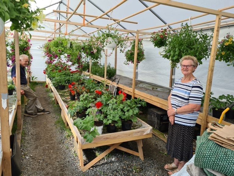 SISTE REST: Snart er sommersesongen over hos Synnøve Holterud og Jan Harry Hansen i Beitnesgrenda. – Resten går på billigsalg nå, smiler Synnøve. De to håper å dra igang igjen neste sommer.