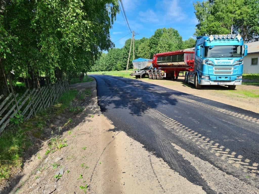 SVART LØPER: Ottadekket i Beitnesgrenda blir denne uka erstattet med ny asfalt. Hele vegen fra fylkesveg til fylkesveg får nytt dekke. Investeringen koster Åsnes kommune rundt 1,2 millioner kroner.