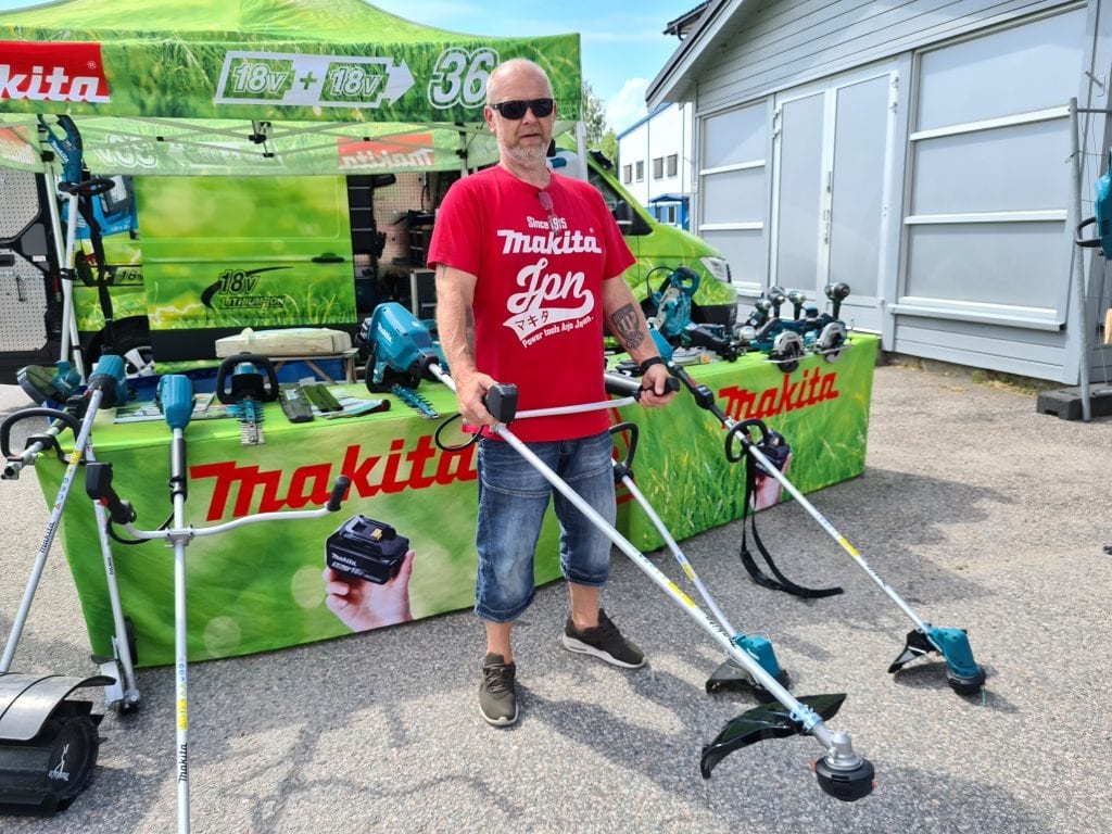 STILTE UT: Kjetil Hansen kommer fra Hokåsen og jobber for Makita. De hadde stand på åpningsfesten. I dag leverer de 350 ulike produkter på samme batteritype.