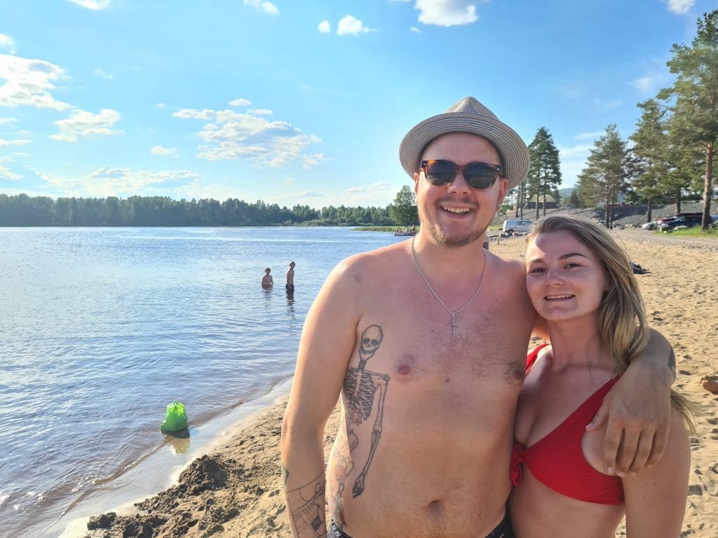 HAR BLITT EN PERLE: Opprustningen ved Færder camping har gjort badeplassen til en perle. Anders Trongaard og Lisa Marie Sandlie koser seg på stranda dag etter dag.