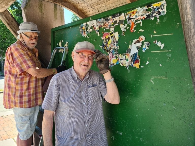 RYDDET TAVLA: Oppslagstavla mellom Extra og Centrum Tekstil er ryddet. Det takket være frivillig innsats fra Roy Enger (til venstre) og Kåre Gottenborg.