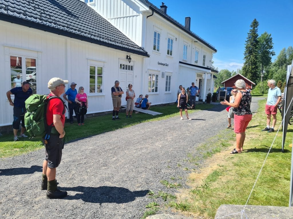 UT PÅ TUR: Fellestur til Ingeborgsteinen var blant de populære aktivitetene søndag. Folk viste hensyn og holdt avstand.