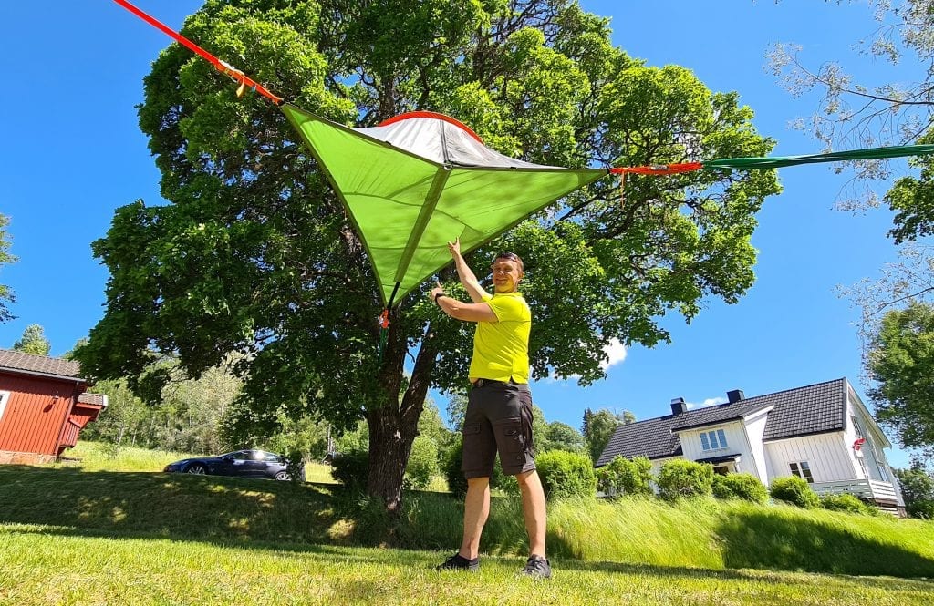 VALGFRI HØYDE: Hvor høyt tør du montere treteltet ditt? Stian Ringstad i Finnskogen Adventures er opptatt av å få folk ut i skogen.