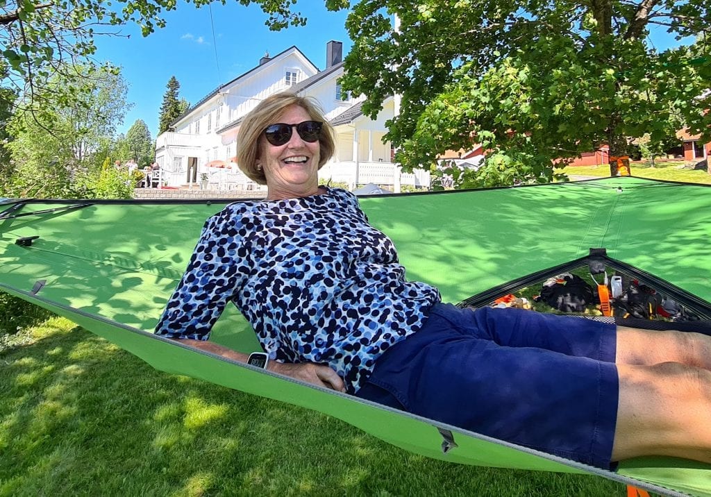 OPP I TRÆRNE: Kari Gunn Lie Sveen fra Flisa fikk testet tilbudene fra Finnskogen Adventures. Her er det plass til å ligge tre personer oppe i trærne, og taustige tar deg opp og ned.