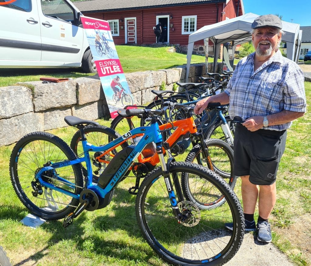 STORT POTENSIALE: Vegnettet på Finnskogen er enormt. Med el-sykkel kan mange få stor glede av turene på Finnskogen. Steinar Jensen hos Sport 1 Elverum hadde stand på Gravberget gård søndag.