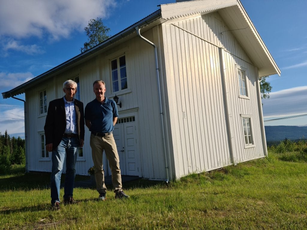 VIKTIG FOR GRENDENE: Ordfører Ola Cato Lie (til venstre) og næringssjef Arild Lande i Våler mener mobil og bredbånd er svært viktig infrastruktur for fortsatt å kunne bo på Våler Finnskog.