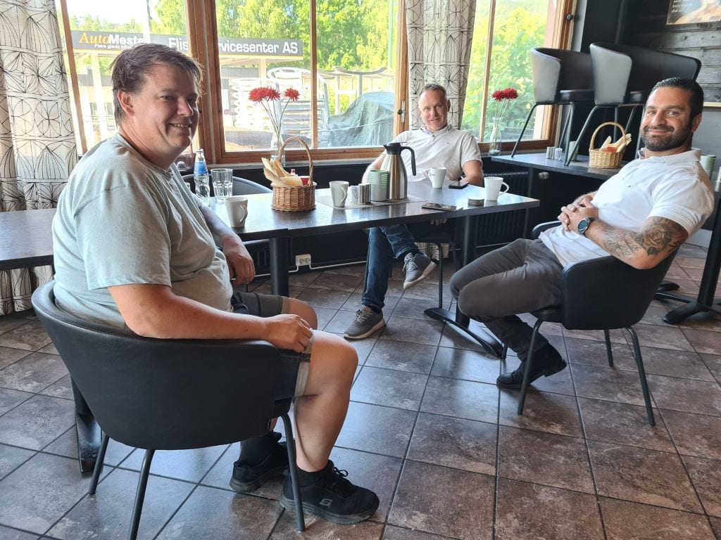 UVISST NÅR DE ÅPNER: Når Folkets Steakhouse kan åpne igjen er foreløpig i det blå. Terje Hartvikøy (til venstre) og Emir Dogan er klare når tilbygget er klart. Otto Langmoen i Åsnes kommune lover en rask prosess og byggestart.