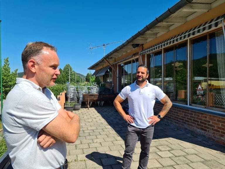 UTVIDER LOKALENE: Åsnes kommune eier lokalene som Folkets Steakhouse leier på Flisa. Nå skal det bygges en vinterhage på denne delen av uteserveringen. Otto Langmoen (til venstre) i Åsnes kommune er opptatt av å bidra slik at Emir Dogan kan komme i gang med restaurantdrift så fort som mulig.