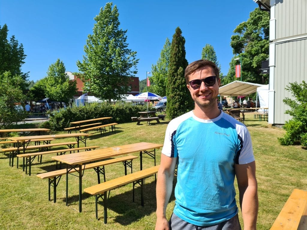 GOD AVSTAND: I hagen til Victoria Hotell er det satt opp ekstra benker med god avstand. Jonas Juvberget ber folk ikke flytte på benker og bord for å opprettholde avstand.