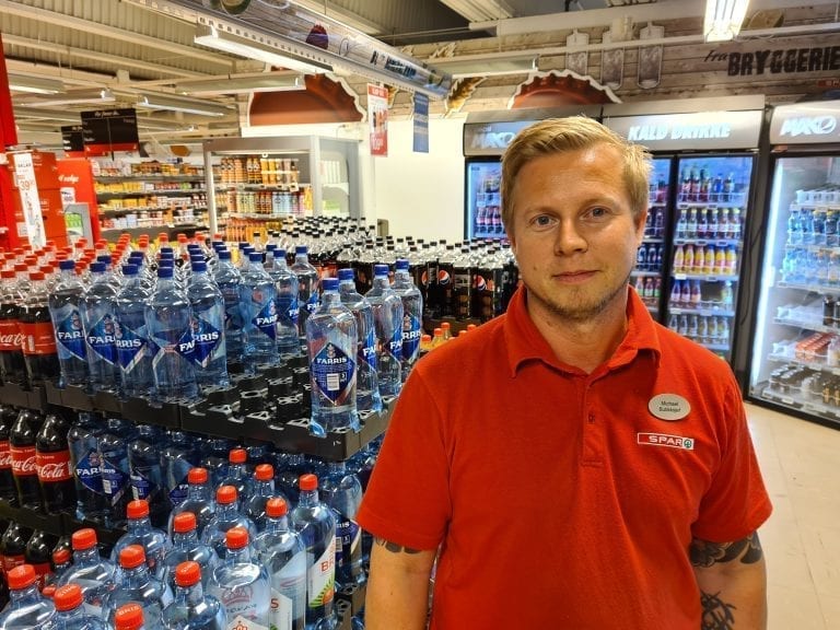 HAR ØKT VOLDSOMT: Butikksjef hos Spar Flisa, Michael Isaksson, kan konstatere kraftig salgsøkning og overskudd med stengt svenskegrense. Når grensa åpner igjen er det tilbake til normalen, og butikken legges derfor ned. Siste åpningsdag er lørdag 8. august.