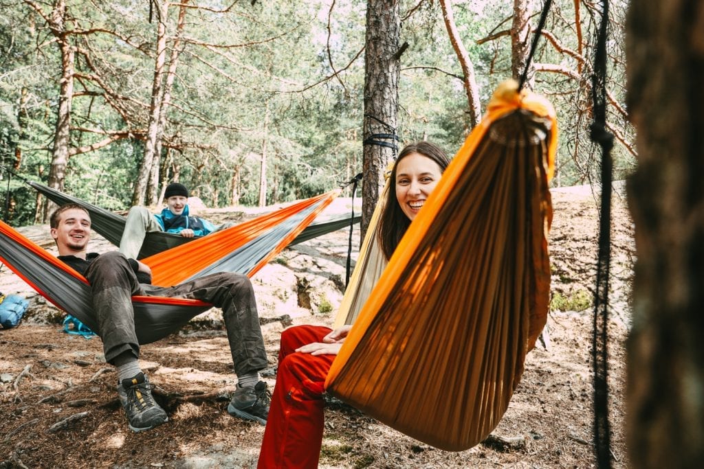 NORGESFERIEN 2020: Ta med deg vennene dine på tur i naturen i sommer. Det er helt gratis! Norsk Friluftsliv spår at dette blir sommeren hvor flere prøver seg på å sove ute i naturen. Foto: Eivind Haugstad Kleiven.