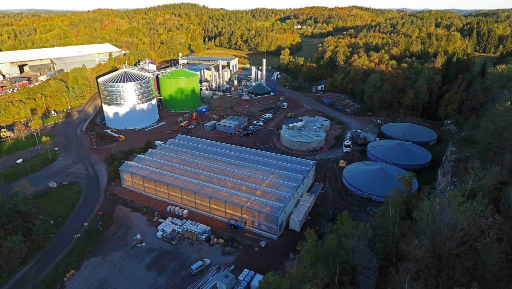 FRAMTIDA: I 2013 så Grenland og Vestfold Biogass AS dagens lys, og siden den gang har biogassanlegget på Sem i Tønsberg gjenvunnet avfall og brukt det i produksjonen av ny energi. Innbyggernes matavfall fraktes, sammen med husdyravfall, til biogassanlegget og males til en grøt som blir hygienisert ved at forråtnelsesbakteriene fjernes. Foto: Greve Biogass
