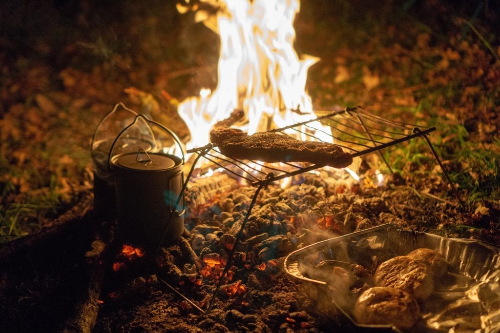 GRILLING OG FINVÆR: Med finvær kommer grill-lysten. Men noen regler må du huske. Foto: Gregorio Luiz Gomez/Unsplash