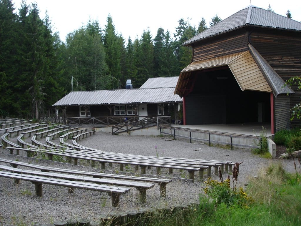 UTENDØRS: Her på amfiscena blir det allsang på fredag. Foreløpig er det spådd godt vær, men blir det regn flyttes det innendørs. Det blir ingen alkoholservering på grunn av smitteverntiltak, men Grinder gredelag holder kiosken åpen. Knut Lilleåsen er konferansier. Foto: Gruetunet